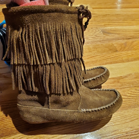 Minnetonka size 6 chocolate brown 2 layer fringe boots, used, good condition - Picture 2 of 10
